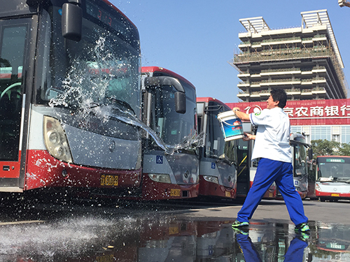 刘宝中日常清洗车辆