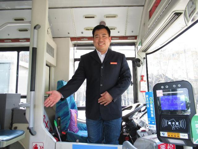 郑州B6路公交司机张恒
