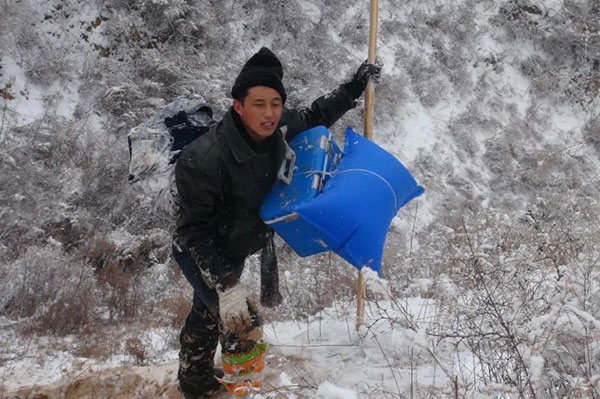 贺星龙冒着大雪出诊