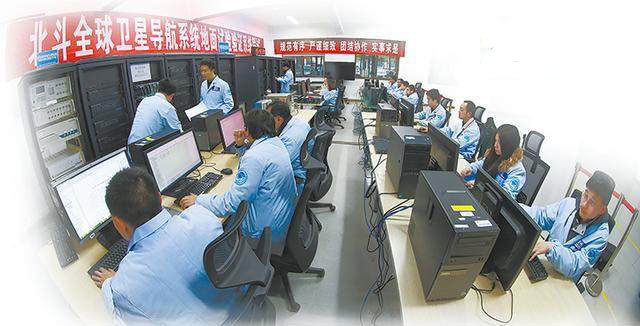 图为国防科技大学卫星导航技术创新团队正在进行科研攻关