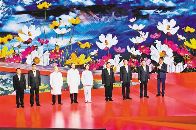 2019年1月，在2018年度感动重庆人物颁奖典礼上，重庆市第八批援藏工作队（群体）荣获“2018年度感动重庆人物·特别奖”。图为颁奖现场。（受访者供图）