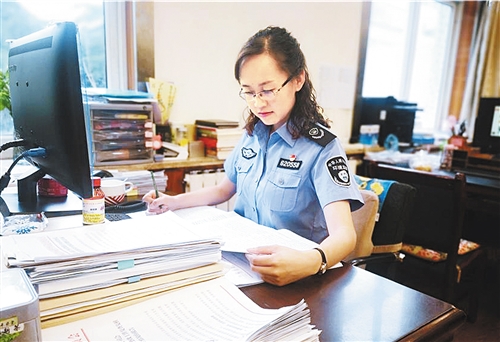 马青在研究业务资料。王锦华摄