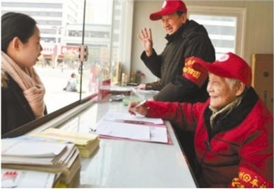 正在进行志愿服务的左春秀（右一）。资料图片