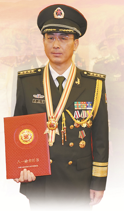 2017年7月28日，韦昌进获“八一勋章”时留影