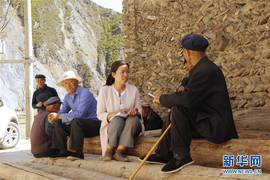 舟曲县扶贫办副主任张小娟(右二)在下乡时向群众了解情况(2018年4月摄)。新华社发