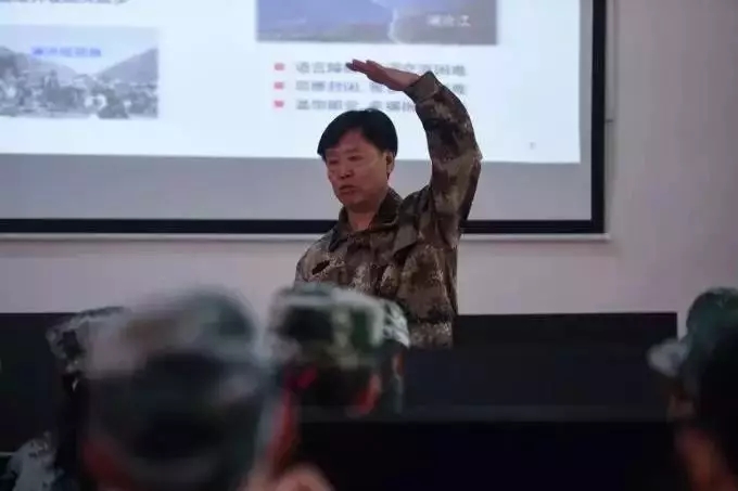 朱有勇给学员们上课