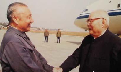 习仲勋与叶剑英(右)